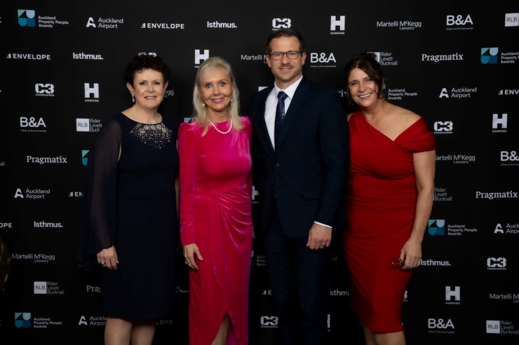 AKL_PP_MEDIA_WALL_SM-418